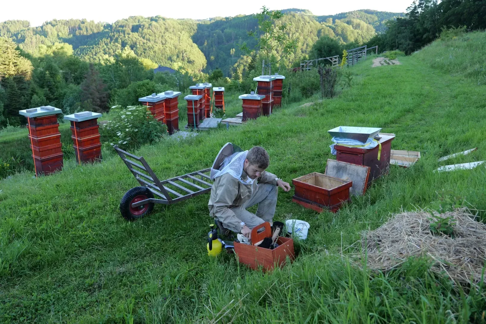 Matthias Amon bei den Vorbereitungen der Honigernte am Bienenstand